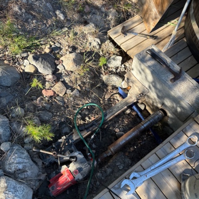 Paljun poistoveden putkelle reikä